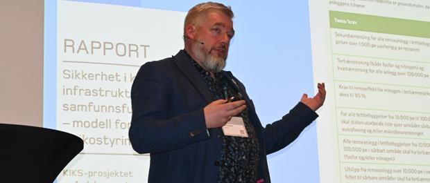 Jan Stenersens, fotografert av Odd Borgesstrand, under sitt foredraget på Arctic Entrepreneur 2023.