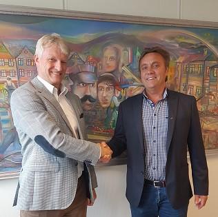 Konsernsjef Torgeir Nærø (t.v) går fra styrelederjobb til konsernsjef i Vitek Group Nordic AS . Her sammen med den nye styrelederen Jan Olav Jørgensen. Foto: Vitek