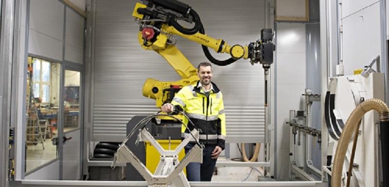 Investeringer i digitalisering og automatisering på Pipelifes fabrikker sikrer merverdi for kundene. Administrerende direktør, Sigmund Aandstad, i Pipelife Norge viser freserobot ved fabrikken i Surnadal