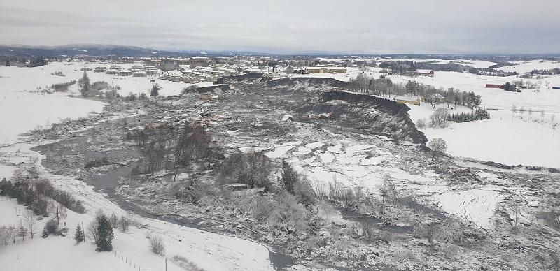 Kvikkleiresonene i Gjerdrum var kjent, og arbeid med nærmere utredning av kvikkleiresoner i Gjerdrum, Nannestad og Ullensaker var i gang da skredet gikk. Skredet omfattet totalt tre ulike kvikkleiresoner.  Skredet utløste 1,35 millioner kubikkmeter med jordmasser, som forplantet seg om lag to kilometer videre nedover. Foto: NVE