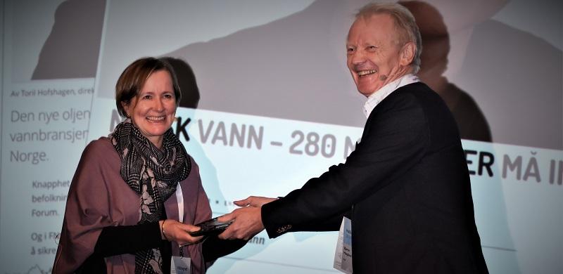 Toril Hofshagen ble også tildelt den aller første vannprisen fra VA og VVS produsentene i Norge. Hensikten med prisen er å synligjøre og hedre en person eller organisasjon som har gjort en spesiell jobb for bransjen. Daglig leder i VA og VVS produsentene, Bjarne Haugland sto for overrekkelsen. Foto: Odd Borgestrand