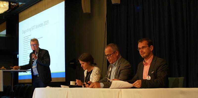Från vänster: Mats Rostö omvaldes till ordförande för SSTT, Borghild Folkedal, ordförande för norska arbetsgrupper, Mats Holme, Branschkansliet, samt Tomas Helenius, ordförande svenska arbetsgruppen. Foto Jan Bjerkesjö