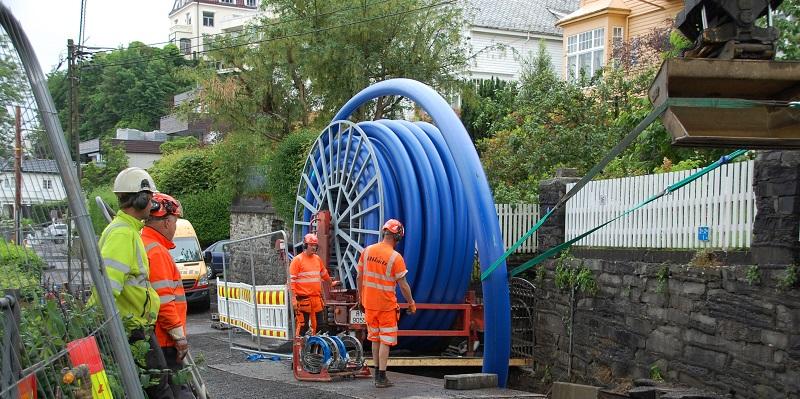 Compact Pipe-røret kommer oppkveilet på trommel og er foldet i en C-form når det blir trukket gjennom det gamle røret. Røret folder seg ut og tetter inni eksisterende rør når det blir tilsatt trykk og varme. På jobb for Olimb Rørfornying AS: Geir Johansen, Christoffer Krabbsjö, Robert Andersson, Andreas Andersson.