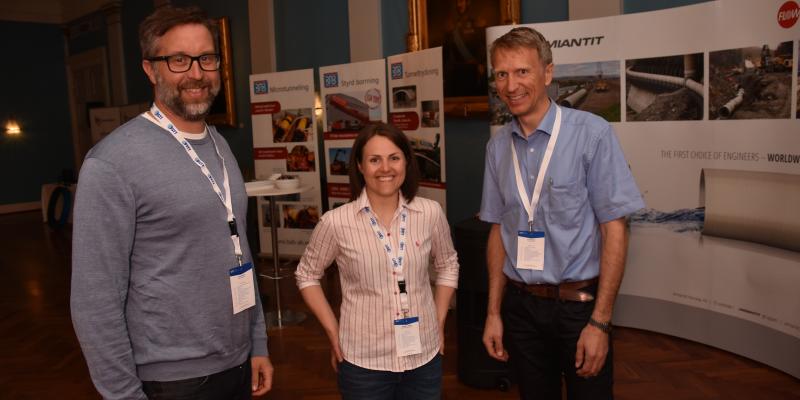 Bildet: Et spent trekløver foran to innholdsrike konferansedager i Oslo. Fra venstre leder for SSTT Norge, Lars Wermskog, prosjektleder for konferansen, Borghild Teigland Folkedal og leder for SSTT Sverige, David Jacobsson. Foto: Odd Borgestrand