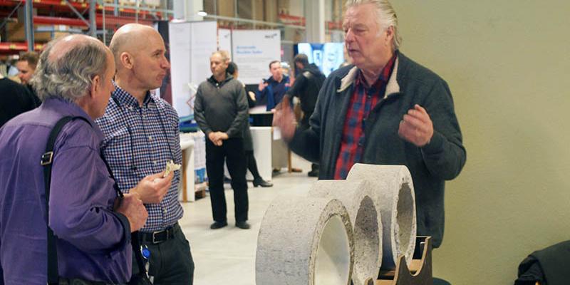 Hans Bäckman, Svenskt vatten, och Kenth Olsson, SVOA (i mitten) i samtal med Frazers Sven Rydman om projektet att fräsa upp ett gammal avloppsrör en storleksdimension. Foto: Jan Bjerkesjö