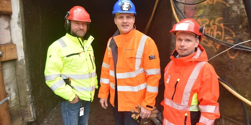 Bildet: Godt samarbeid og gjensidig tillit er nøkkelord for fjellboringsprosjektet i tilknytning til Nedre Romerike Avløpsanlegg på Strømmen, sier trioen fra venstre Øyvind Tåsåsen Pål Henriksen og Stefan Lehn-Hermandsen ved inngangen til fjelltunnelen.