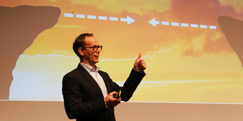 Harald Aas ger tummen upp för en kreativ dialog mellan beställare och leverantör för att uppnå innovative anskaffelser. Foto Jan Bjerkesjö