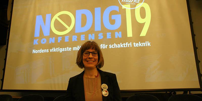 Efter 15 års arbete inom SSTT avgick Åsa Snith och avtackades för sina insatser av Mats Rostö. Foto Jan Bjerkesjö