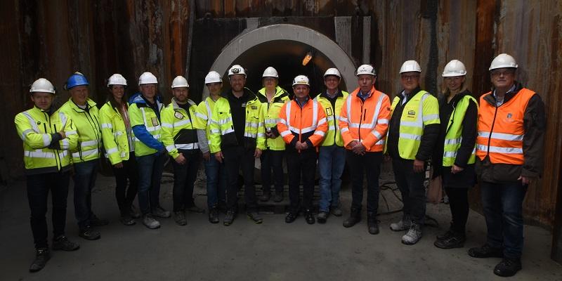 Mange involverte i prosjektet med blant annet tunellering under E-6 i Trondheim gjennom ustabile masser. Fra venstre: Stian Berre, Multiconsult, Håvard Narjord, Multiconsult, Mia Bek, Multiconsult, Nils Skretteberg, Steg Entreprenør, Roger Trøsviken, Steg Entreprenør, Karl Falch, Vianova, Gaute Øksne, Steg Entreprenør, Eli Holen, Trondheim kommune, Søren Kjær, Østergaard, Martin Vede, Østergaard, Poul Erik Christensen, Østergaard, Jim Valentin, Østergaard, Ellen Margrethe Jahren Randa, Asplan Viak og SSTT og Andreas Ellingsson, Trondheim kommune.