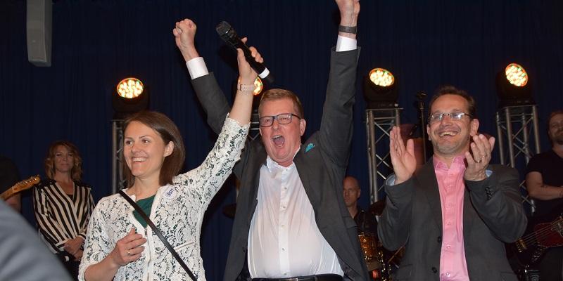En glad leder-trio i SSTT under jubileumsmiddagen i Gøteborg. Fra venstre Borghild T. Folkedal, leder av den norske arbeidsgruppa og nestleder i styret i SSTT, styreleder Mats Rotsö og leder i den i svenske arbeidsgruppa, Thomas Helenius. Foto: Odd Borgestrand
