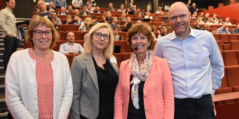 Sentrale aktører under dialogkonferansen i Sandvika. Fra venstre seniorrådgiver Guro Andersen i Direktorat for samfunnssikkerhet og beredskap, prosjektleder i Nasjonalt program for leverandørutvikling, Gørill Hørrigmoe, Bærums ordfører Lisbeth Hammer Krogh og avdelingsleder for vann og avløp i Bærum kommune, Hans Thoresen.