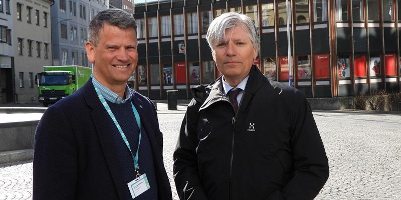 Klima- og miljøminister Ola Elvestuen ble ønsket velkommen av Tom Baade Mathisen, leder av komiteen for Infrastrukturdagene.