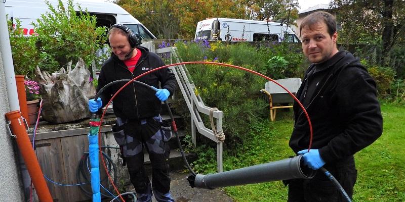 Heldigvis er det stadig flere boligeiere som forstår at rør er en viktig del av boligen, og som dermed tar kontakt med oss når de ser våre biler ute på oppdrag, sier daglig leder i Oliner System i Rekjavik, Arnar Hreinsson (t.h).