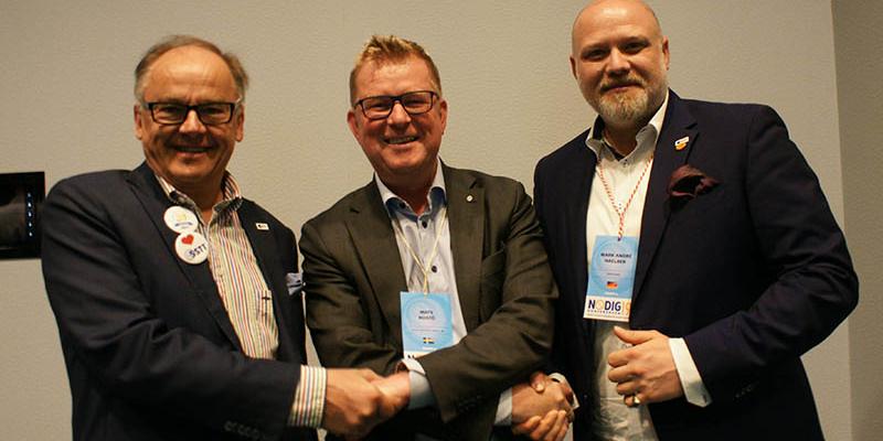 Ett handslag för framtiden - från vänster ISTT:s styrelseordförande Jari Kaukonen från Finland, SSTT:s ordförande Mats Rostö, samt ISTT:s vice ordförande Mark André Haebler från Österrike. Foto Jan Bjerkesjö