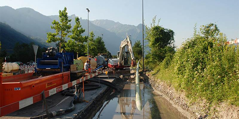 Pulling in the GRP surface protected pipe. Photo Trenchless International