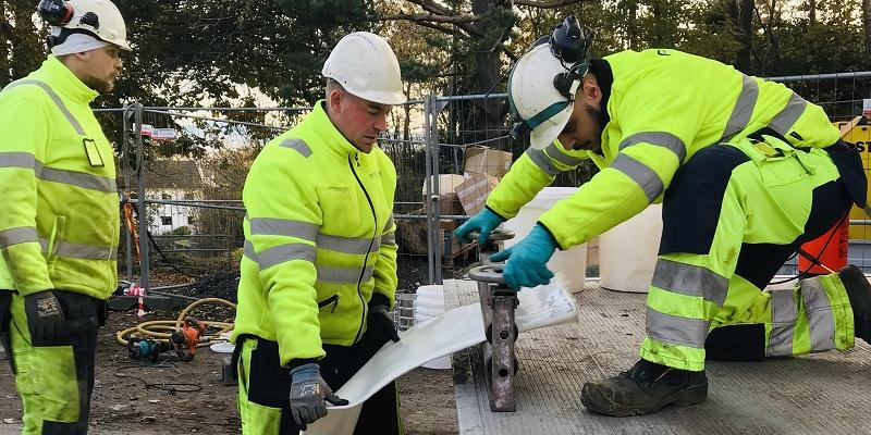 Pipeliner-operatører før inn strømpe på trommel før installasjon. Foto: Pipeliner