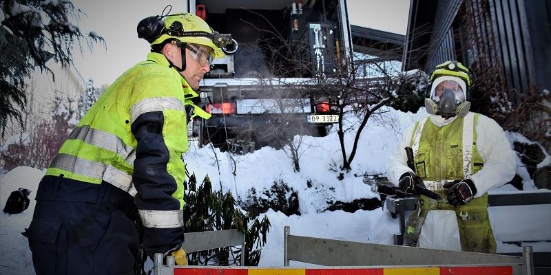Tett dialog og koordinering i arbeidet er helt avgjørende for å oppnå et godt resultat når vannledningsstrekket mellom to kummer skal fornyes. Andrè Bårdseng Lund(t.v) og Mads Hensrud i NCC Infrastructure lar seg ikke stoppe av lave temperaturer og store snømengder.