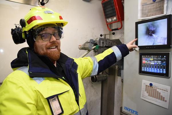 Bildet: Arbeidsformann Tor Nicolai Bergly overvåker herdeprosessen inne i rørfornyingsbilen.