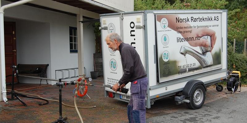 Norsk Rørteknikk AS benytter en metode under trykk, og massen som renses løs blir drenert ut. Dette minsker risikoen for urenheter i hovedvannledningen, som igjen kan føre til at siler og filtre tetter seg, forklarer rørlegger Vidar Gullhav.