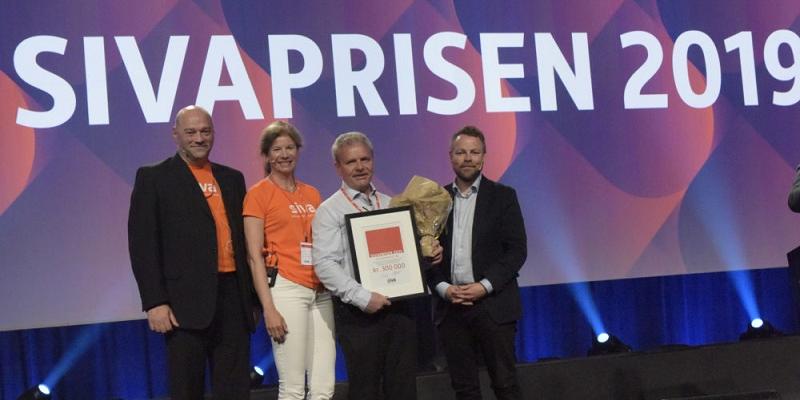 Det offisielle prisvinnerbildet fra Siva: Fra venstre; Ulf Hustad (Siva), Ingrid R. Lorange (Siva), Steinar Tragethorn (Hallingplast) og næringsminister Torbjørn Røe Isaksen.