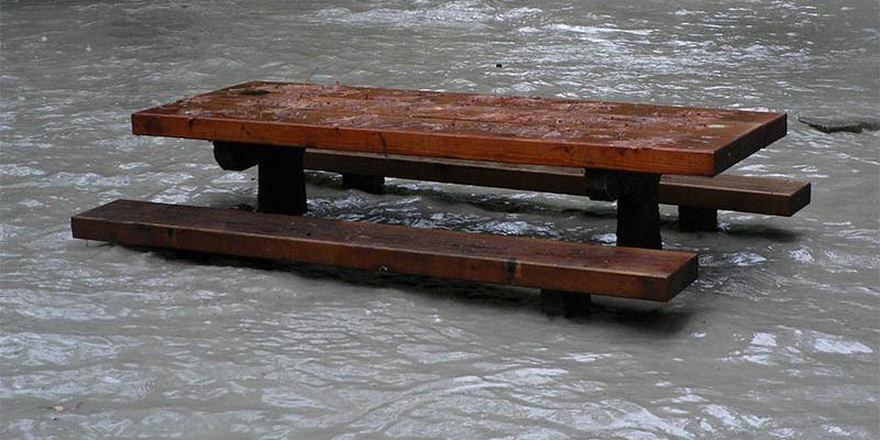 Vatten har formen av is, flytande och ånga, men även i fallande former av regn, snö och hagel. Foto Wikimedia Commons