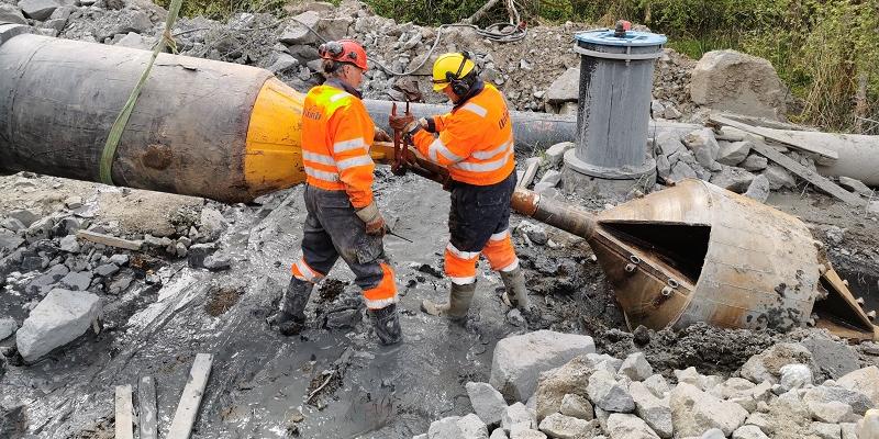 Operatørene hos Olimb Anløegg  håndterte 1000 mm overvannsledning på en sikker og god måte . Foto: Olimb Anlegg AS.