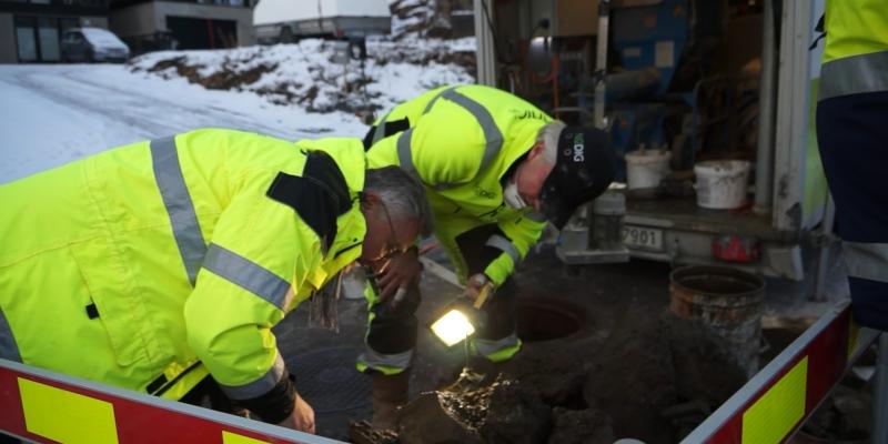 Senioringeniør i Tromsø kommune, Tor Inge Kjeldsen (t.v) og daglig leder i NoDig Miljø AS, Steinar Isaksen, er ikke lenger overrasket over hva de finner under kumlokkene i byen. Foto: Odd Borgestrand