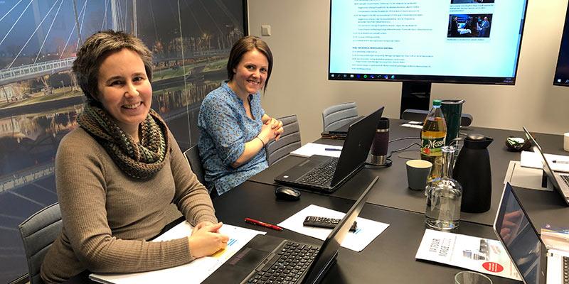 Bildet: Konferanselederne Martina B. Svedahl (nærmest) og Borghild T. Folkedal allerede godt i gang med planlegging av Hallingtreff 2021 etter svært gode tilbakemeldinger fra årets treff. (Foto: Odd Borgestrand)