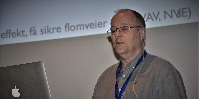 Vi utvikler modeller som kan identifisere hvor de største overvannsproblemene oppstår for ulike nedbørshendelser og hvordan vi kan forebygge disse, fortalte prosjektleder Thomas Skaugen under fagtreffet til Norsk Vann på Gardermoen. Foto: Odd Borgestrand