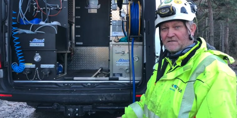 Per Sigve Henriksen i Norva24 Sørmiljø har lang erfaring med sluttkontroll av VA-anlegg og er overrasket over alle feilene han finner. Foto: Odd Borgestrand