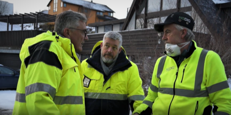 Tromsø kommune har  kartlagt 10.000 kummer og er godt i gang med renovering av de mest sårbare. Her er fra venstre senioringeniør i Tromsø kommune, Tor-Inge Kjeldsen og daglig leder i TroVa AS, Jan Stenersen på befaring i forbindelse med en kumrenovering som utføres av NoDig Miljø AS, her representert ved daglig leder Steinar Isaksen. Foto: Odd Borgestrand