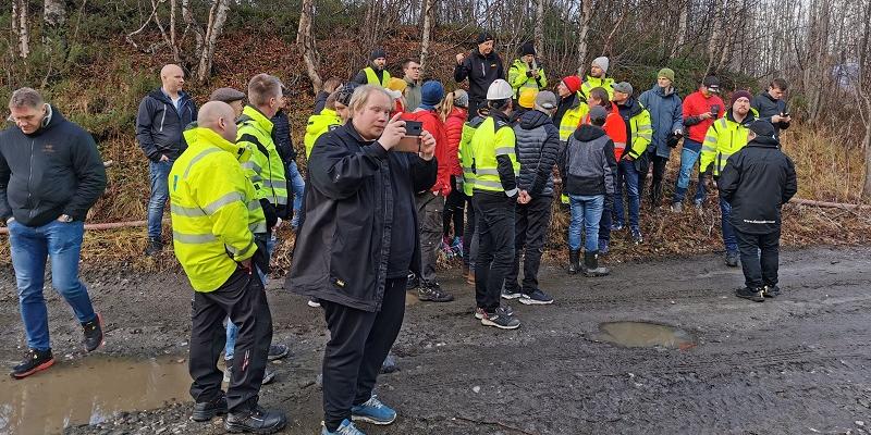 Godt frammøte av studenter, rådgivere og teknisk personell fra Vest-Finnmark under fagdagen med styrt boring under Alta-elva. Øystein Olimb orienterer ute på riggplassen.