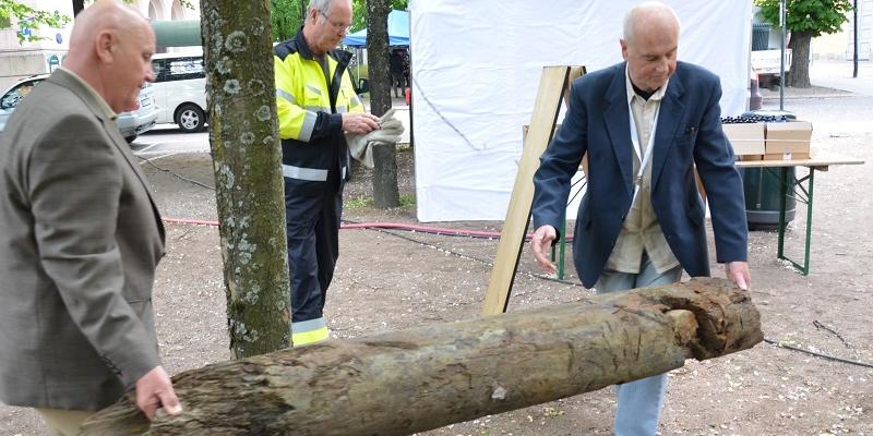 John Bjørningstad og Steinar Nilo viser fram et av de gamle vannrørene i tre som ble gravd opp i indre bydel i Oslo. Bildet er fra SSTT-konferansen i Oslo 2013.