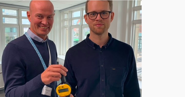 Magnus Johansson, Dahl Sverige AB, tillsammans med Simon Granath, projektledare för smarta vattenmätare på VA SYD.
