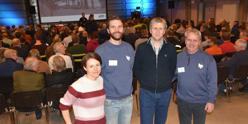 Endelig klart for et nytt fysisk Hallingtreff. Arrangørene her representert ved leder i SSTT, Borghild T. Folkedal, daglig leder i Hallingplast AS, Sverre Tragethon, leder i RIN, Reidar Kveine og Steinar Tragethon, leder for teknikk og utvikling i Hallingplast AS.