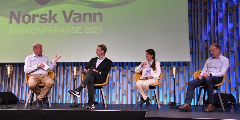 I en samtale etter Sjur Tveites innlegg ble Stortingspolitikerne Liv Kari Eskeland fra Høyre og Eigil Knutsen fra Arbeiderpartiet invitert til å formidle sine inntrykk av vannbransjen. Her med Norsk Vann direktør Thomas Breen som leder av samtalen