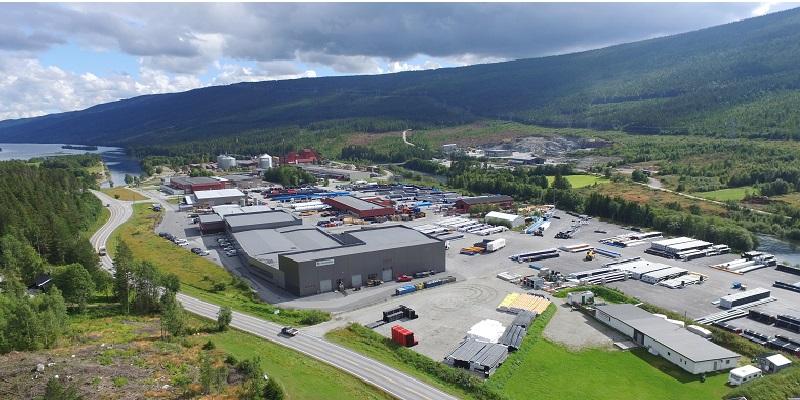Bildet: I midten av juni er det helt andre omgivelser som møter Hallingtreff-deltakerne sammenlignet med januar-treffene. Jubileumstreffet innledes med besøk i de moderne produksjonslokalene til Hallingplast her på Kleivi Industripark i Ål. Foto: Odd Borgestrand