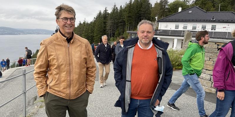 Morten Finborud (t.v) og Thomes Trømborg leder hvert sitt interkommunale VA-selskap og er begge forkjempere for større enheter og en mer effektiv vannbransje. Nå er de sammen i Bergen for å debattere veien videre. Foto: Odd Borgestrand