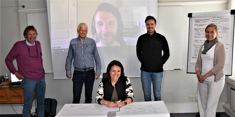 Deler av programkomiteen samlet til oppstartsmøte for Hallingtreff 2022. Fra venstre Tom A. Karlsen, Frode Berteig, Borghild T. Folkedal, Anders Hauge og Martina B. Svedahl. Sverre Tragethon deltok via link fra Sverige.