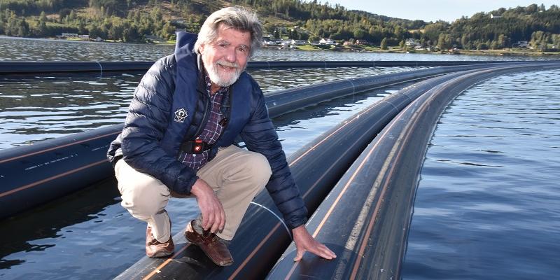 Bildet: Roar Sannem har et nært forhold til vann og sjø. Nå bytter han ut sjøledninger med båtliv og familieliv, men også enkeltoppdrag for Hallingplast. Foto: Odd Borgestrand