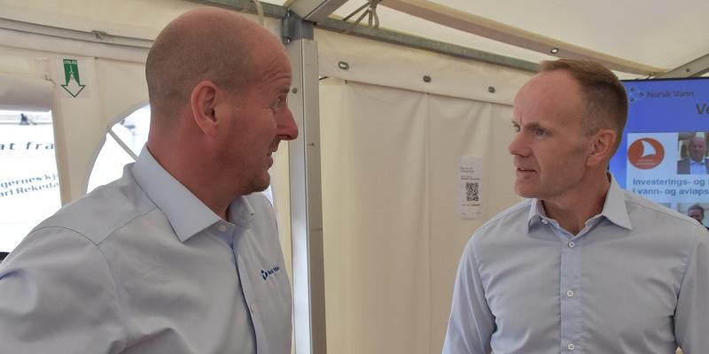 Daglig leder i vannsenteret, Sjur Tveite og direktør i Norsk Vann, Thomas Breen (t.v) ser fram til oppstart ved det nye senteret på Ås. Her i samtale under Arendalsuka.