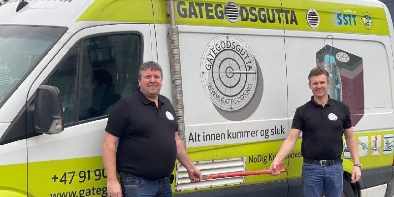 Bildet: Dagens daglige leder i Gategodsgutta, Are Strand, (t.h) overlater med glede sjefsstolen i selskapet til Vidar Aase. -Vi hadde mange gode søkere med ledererfaring og relevant kompetanse, og jeg er svært fornøyd med å få nettopp Vidar inn i denne jobben, sier Strand. (Foto: Gategodsgutta)