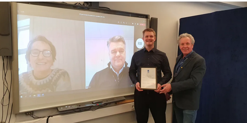 Prisvinner Sigurd Angell Bergh med universitetslektor Rolf E. Petersen ved NTNU. Veileder Marit Elveos (Bodø kommune) og leder av RIF ekspertutvalg Bård Alsaker deltok via Teams. Foto: RIF