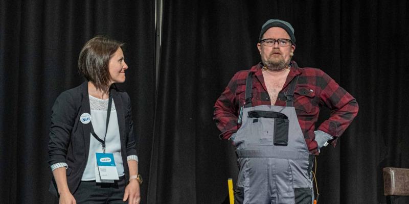 Borghild T. Folkedal i SSTT med «fyritalsmann Peder Røyrvik» på scenen på Hallingtreff 2022. Nå er planleggingen av neste treff startet. Foto: Jørn Søderholm.