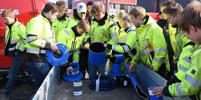 Mye å se og ta på for elever og lærere ved VG2-klassene i Bygg- og anleggsteknikk ved Kongsberg videregående skole, avdeling Saggrenda under NoDig-innføringen hos Kjeldaas AS.