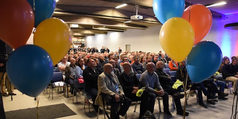 Ingen tvil om at Hallingtreff skal jubilere de neste dagene. Her fra åpningen av treffet i Hallingplast sine lokaler i dag. Foto: Odd Borgestrand