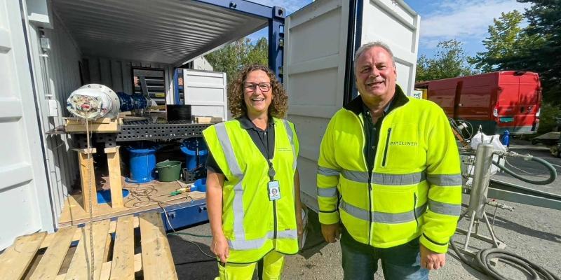 – Vi får mye god informasjon fra leverandøren, sier Elisabeth Hovda i VAV. Salgs- og markedssjef Tor Heggernes i Pipeliner AS er fornøyd med å få være med kommunen på testing. Foto: Jørn Søderholm.