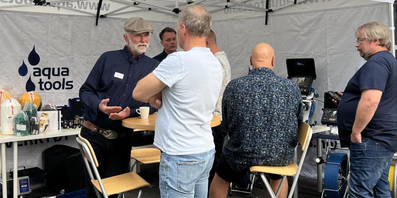 Det er ingen tvil om at det foregår mye faglig prat også utenfor konferansesalen. Pausene og utstillingen er også viktig for å lære av hverandre.