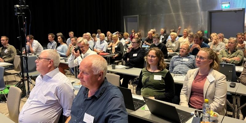 LinkedIn og Tik Tok som plattformer for å oppnå synlighet fenget forsamlingen på Norsk Vanns årskonferanse.