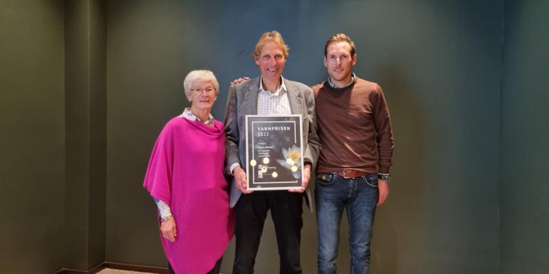 - Jeg kunne nevnt flere, men i fellesskap deler jeg vannprisen med hele den norske vannbransje, sa Tom A. som avslutning på takketalen sin. Her er han mellom sin kone Unni Strand Karlsen og sønnen Kjell Arild Karlsen. Foto: Borghild T. Folkedal.